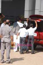 Amitabh Bachchan  takes charter flight to Bhopal in Vakola on 24th Jan 2011 (4).JPG